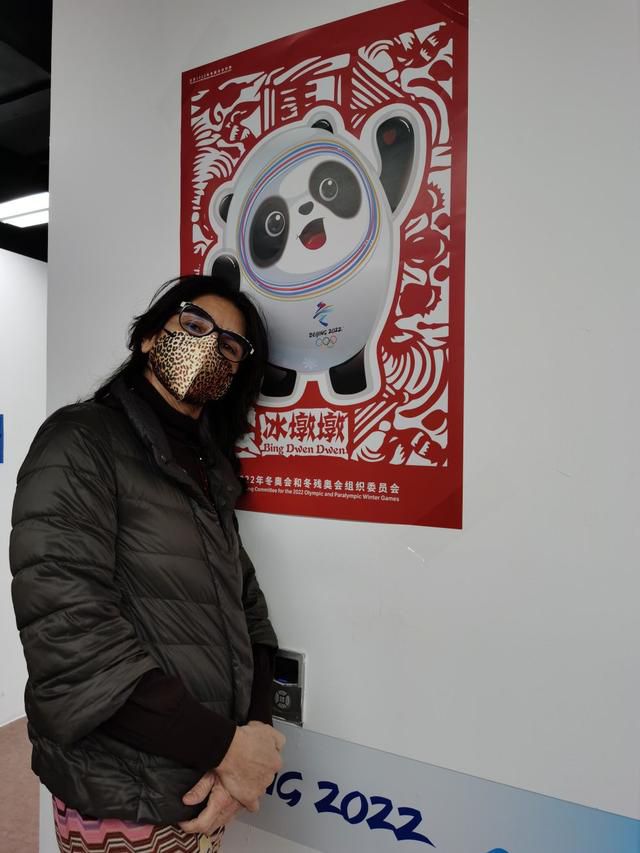 萧常坤笑眯眯的应了一声，然后快走两步来到客厅，招呼叶辰：好女婿，赶紧沏壶茶，招待招待三位客人。
